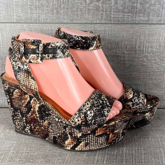BCBG sz 7 Lee snakeprint platform wedge sandals ankle strap - Picture 2 of 13